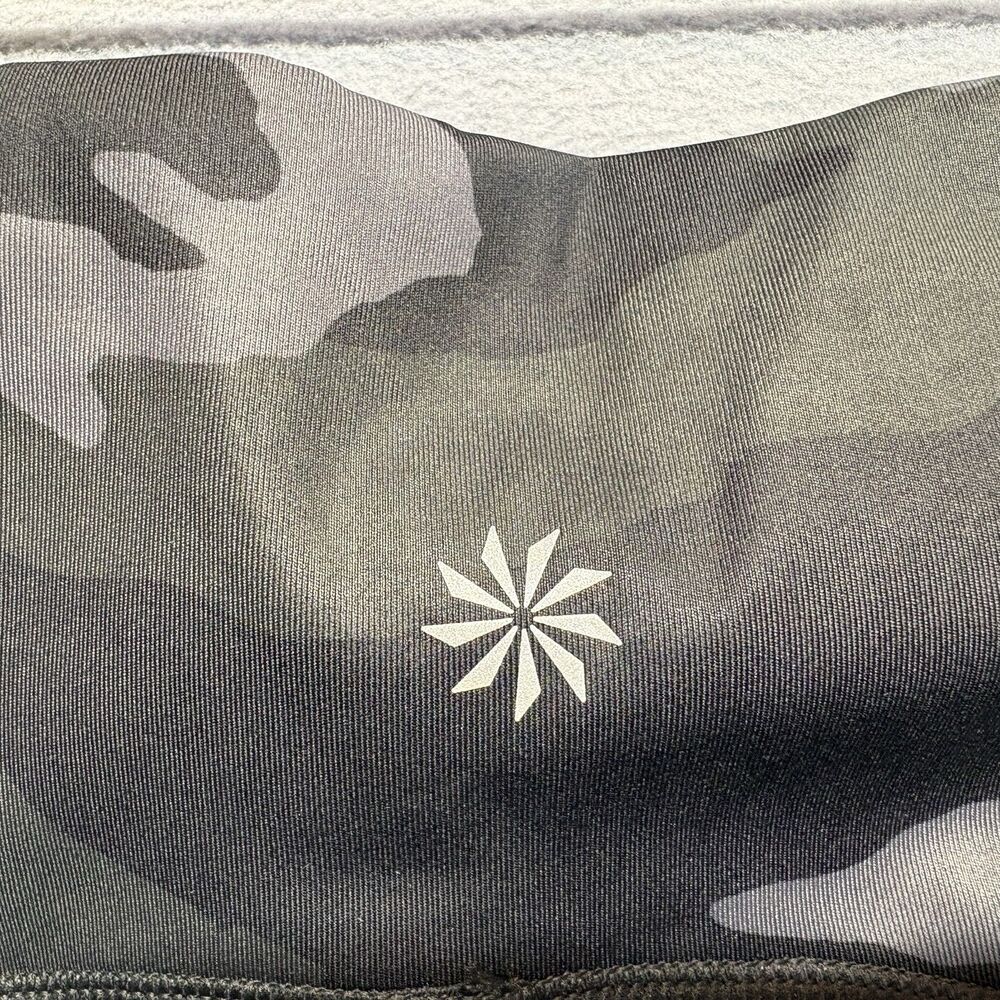 NEW Athleta Size Medium Ultimate Stash Pocket Camo 7" Short Stretch NWT - Picture 4 of 10